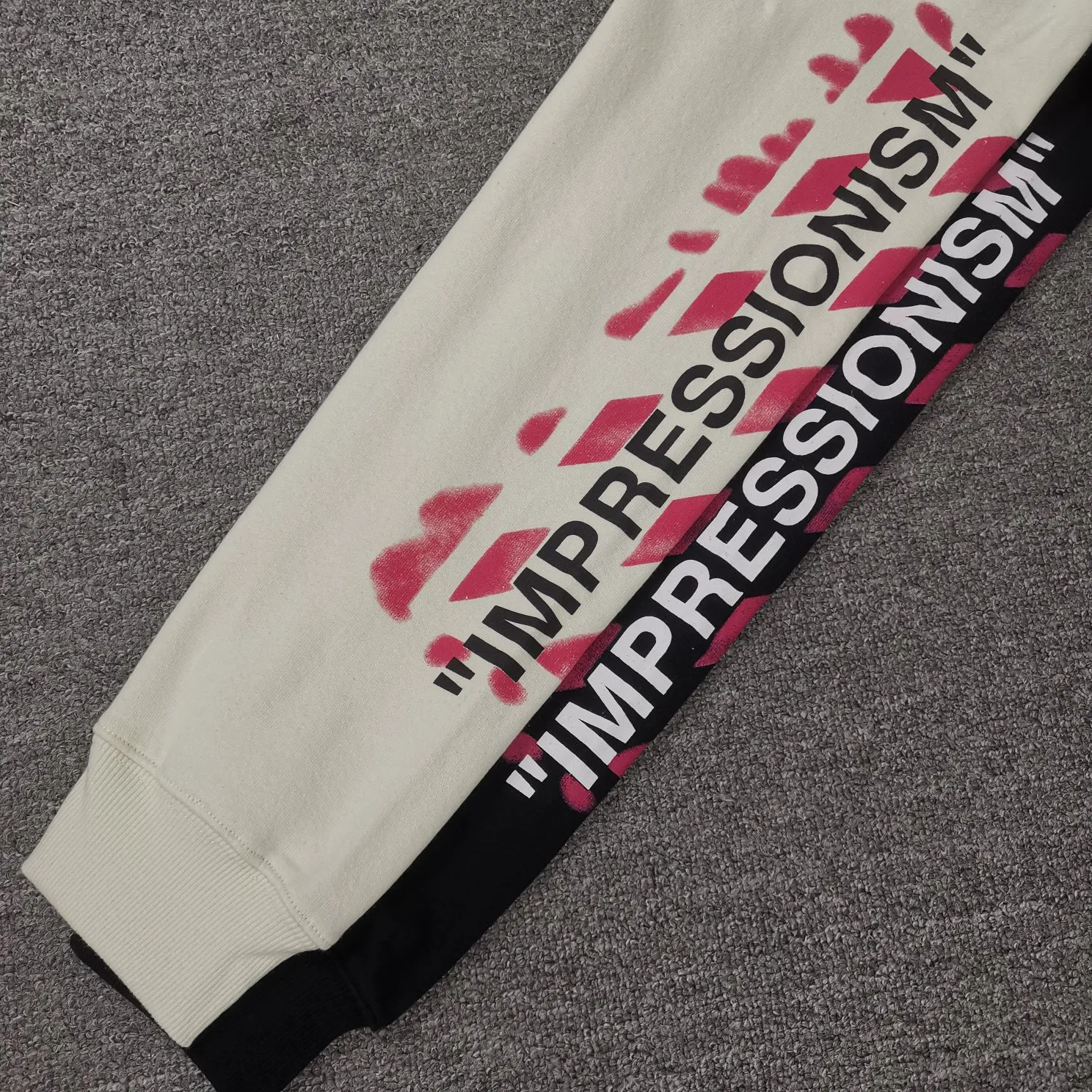 The top tested version OFF-WHITE (OW) 99 pink oil graffiti for men and women couples pure cotton loose pullover hooded sweatshirt jacket zipper professional handmade dot printing, delicate and full, strong color layering, the printing is breathable and non-sticky! The gradient of the layers is clear, the texture and texture are visible, the fabric and printing are completely combined, and the frosted feel is delicate. The fabric is made of 460g fish scale terry cotton fabric, which has a full drape. Customized zipper pull with OFFWHITE metal engraving on it and a concave feel. This is a must-see for identification. The hat rope pendant clock has metal engravings. This is a detail that is easily overlooked.  Like Monet's oil paintings, it has always occupied the top sales list on major domestic and foreign platforms, and offline stores can also be said to be often out of stock.  Couple matching, personalized and trendy! Elegant and classic style, versatile for daily use. Couple style 👫 Suitable for both men and women. Size chart Recommended 180-220 pounds P: 420